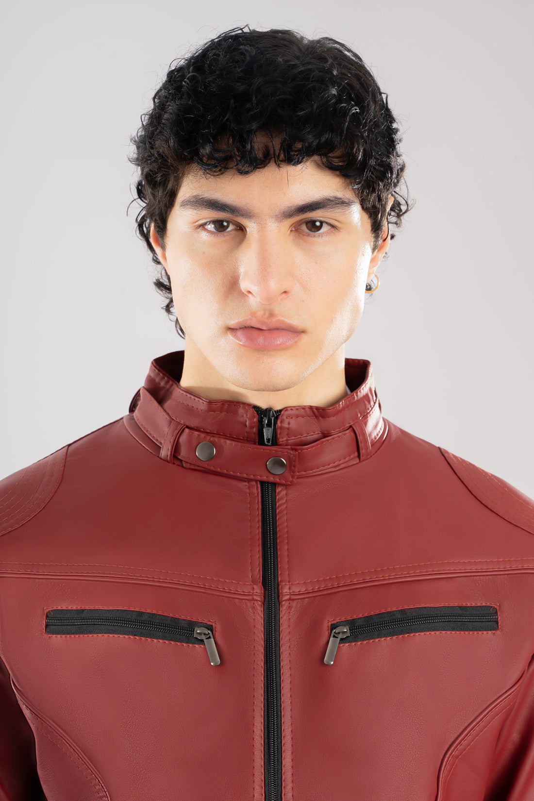 Primer plano frente de la chaqueta bj vinotinto y el cuello limpio de la chaqueta de Cuerotex.