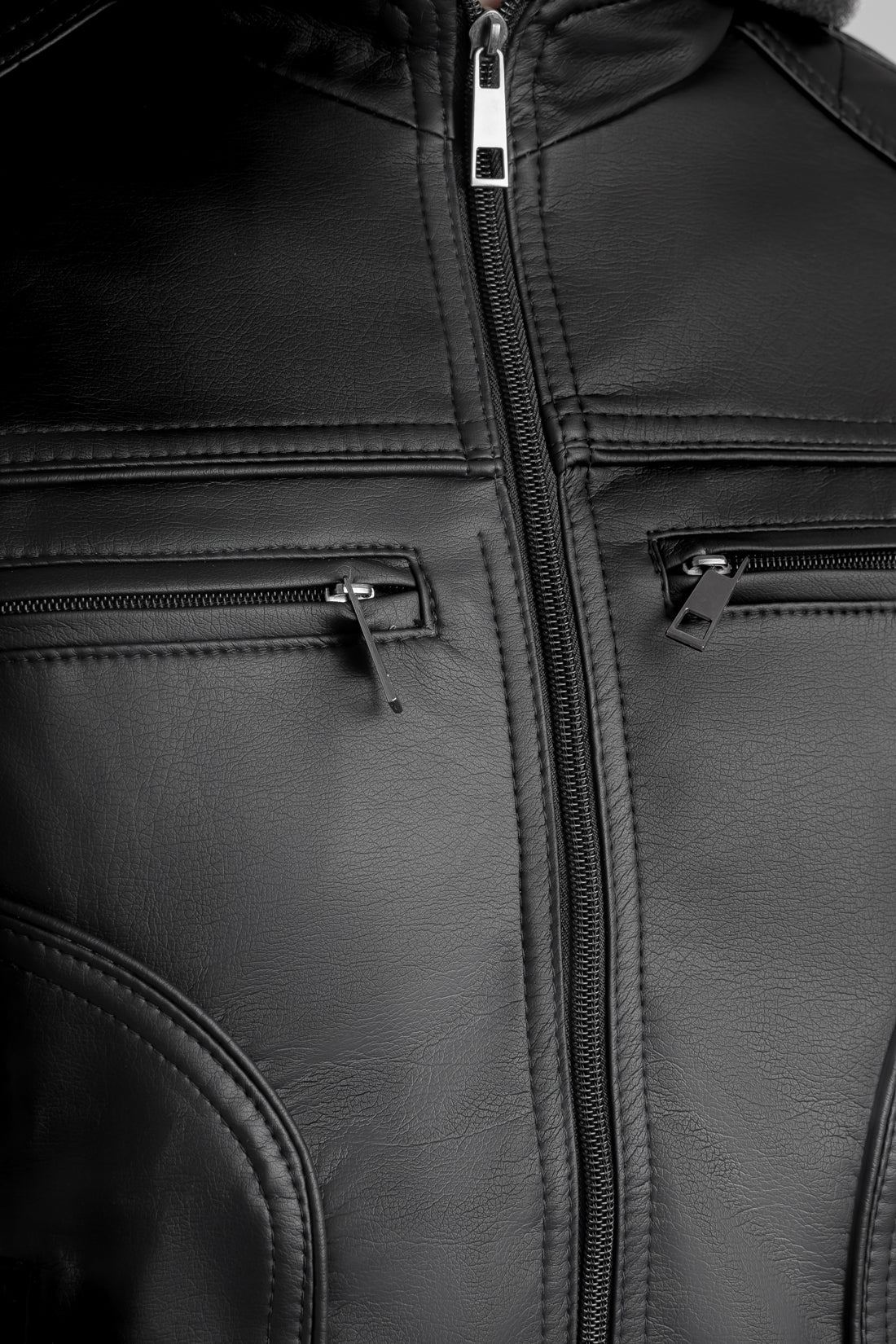 Primer plano frente de la capota de algodón gris desmontable y el cuello limpio de la chaqueta de Cuerotex negra.