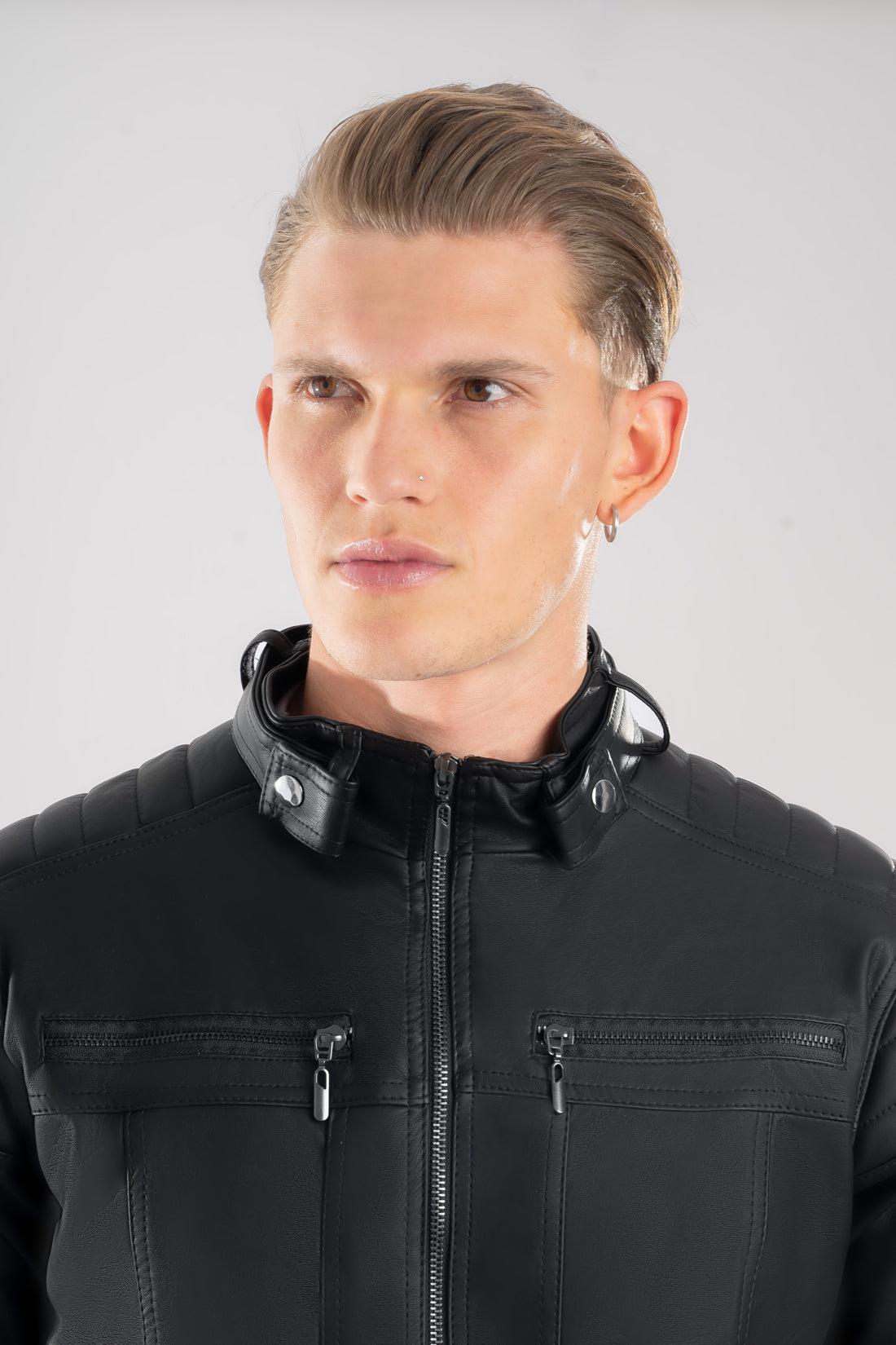 Primer plano del frente, cuello y la textura del Cuerotex negro de la chaqueta minimalista AD22.