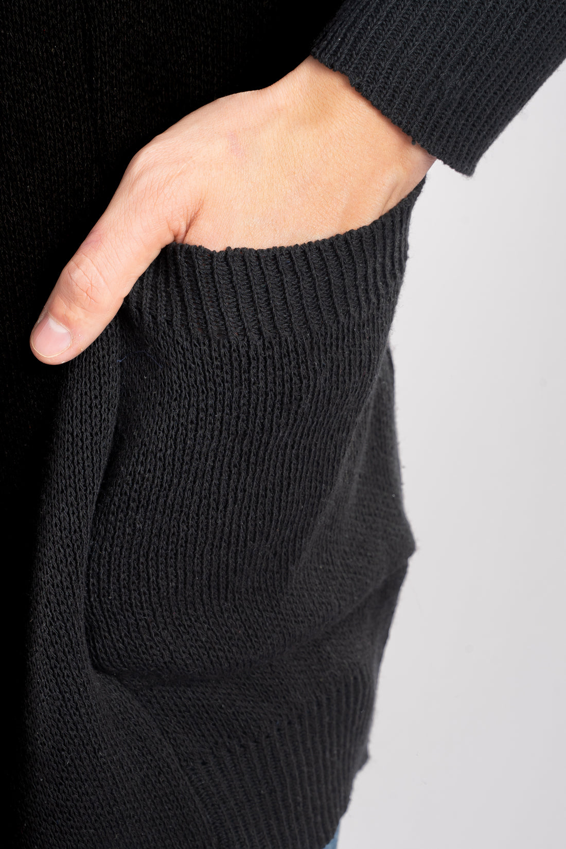 Primer plano bolsillos de la fibra Miratex antiarrugas de un gabán modelo Urban color azul, mostrando su forma consistente.