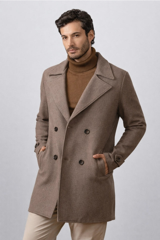 Gabán café modelo Imperial para hombre, confeccionado en paño licrado elástico con corte ligeramente entallado. Estilo clásico y duradero disponible con pago al recibir en casa y Sistecrédito en Colombia.
