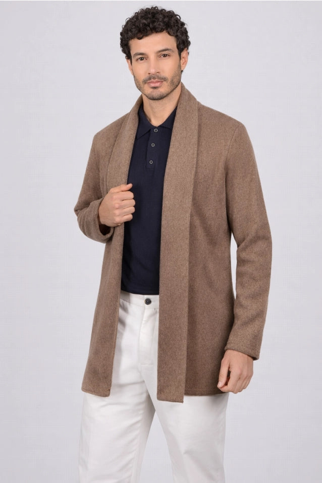 Hombre vistiendo el Gabán Raba color caramelo, una prenda de lujo relajado y casual en paño cachemir con solapa ancha.