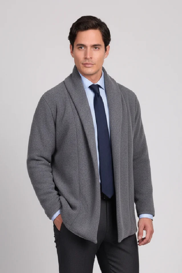 Hombre con un look sofisticado usando el Gabán Raba gris, abrigo abierto de solapa ancha en paño cachemir.