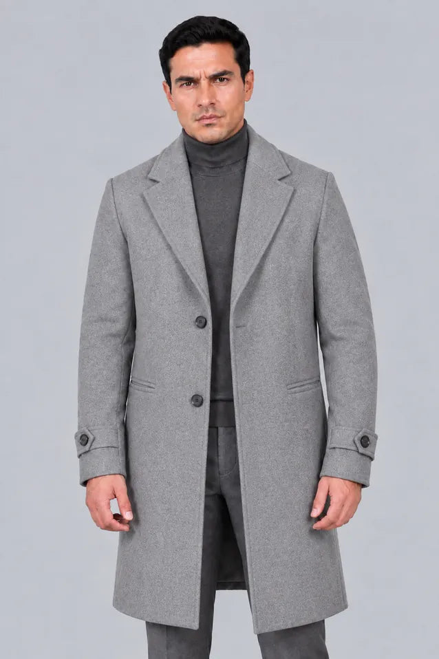 Gabán Saga gris claro para hombre, largo de una fila de botones en paño licrado, vista frontal con corte elegante de 96 cm de largo.