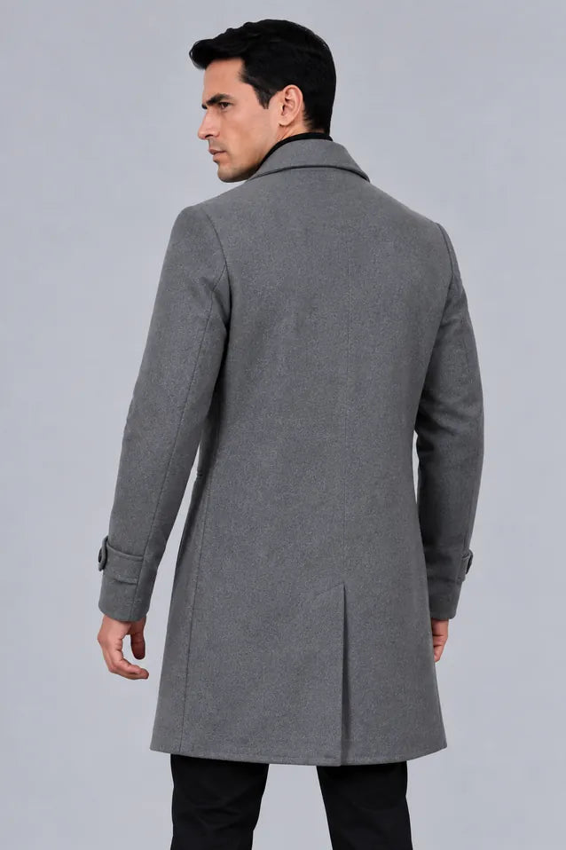 Gabán Saga gris oscuro para hombre en paño licrado, vista posterior con corte elegante de 96 cm de largo.