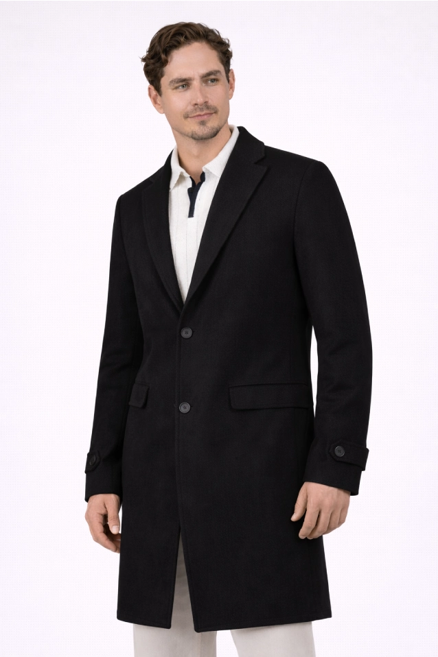 Hombre vistiendo el Gabán Saga color negro de LSJ SAS, confeccionado en paño licrado premium con corte elegante de 96 cm de largo.