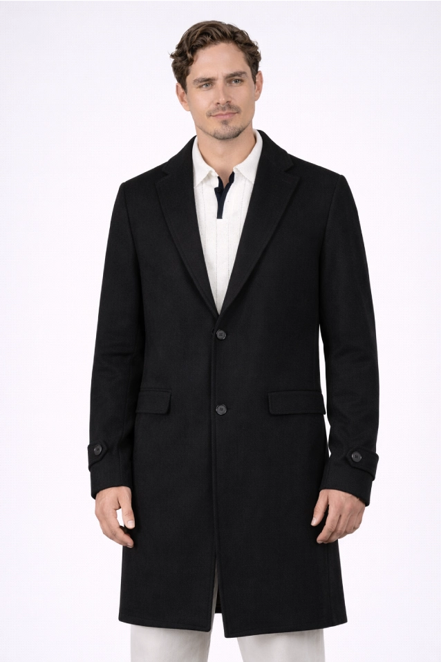 Hombre vistiendo el Gabán Saga negro de LSJ SAS en vista frontal, confeccionado en paño licrado premium con corte elegante de 96 cm de largo.