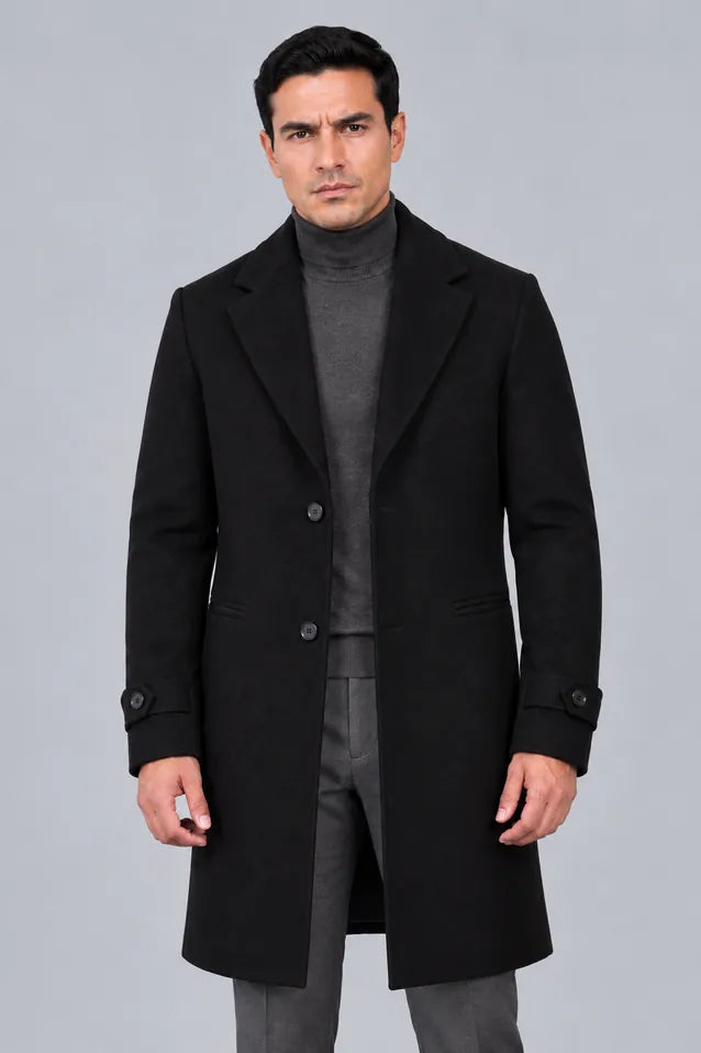 Gabán Saga negro para hombre, largo de una fila de botones en paño licrado, vista frontal con corte elegante de 96 cm de largo.