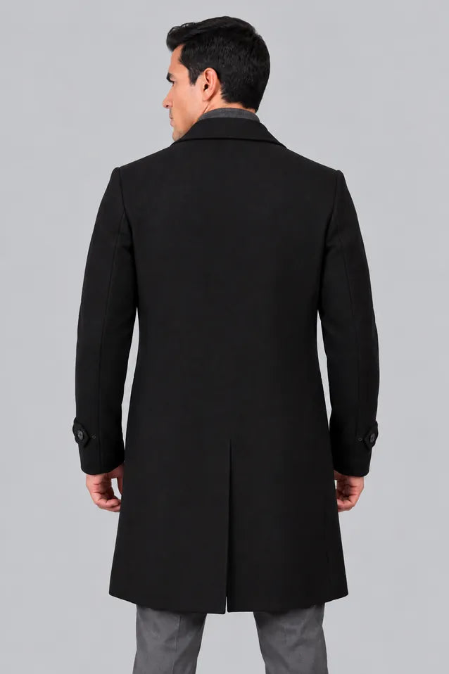 Gabán Saga negro para hombre en paño licrado, vista posterior con corte elegante de 96 cm de largo.