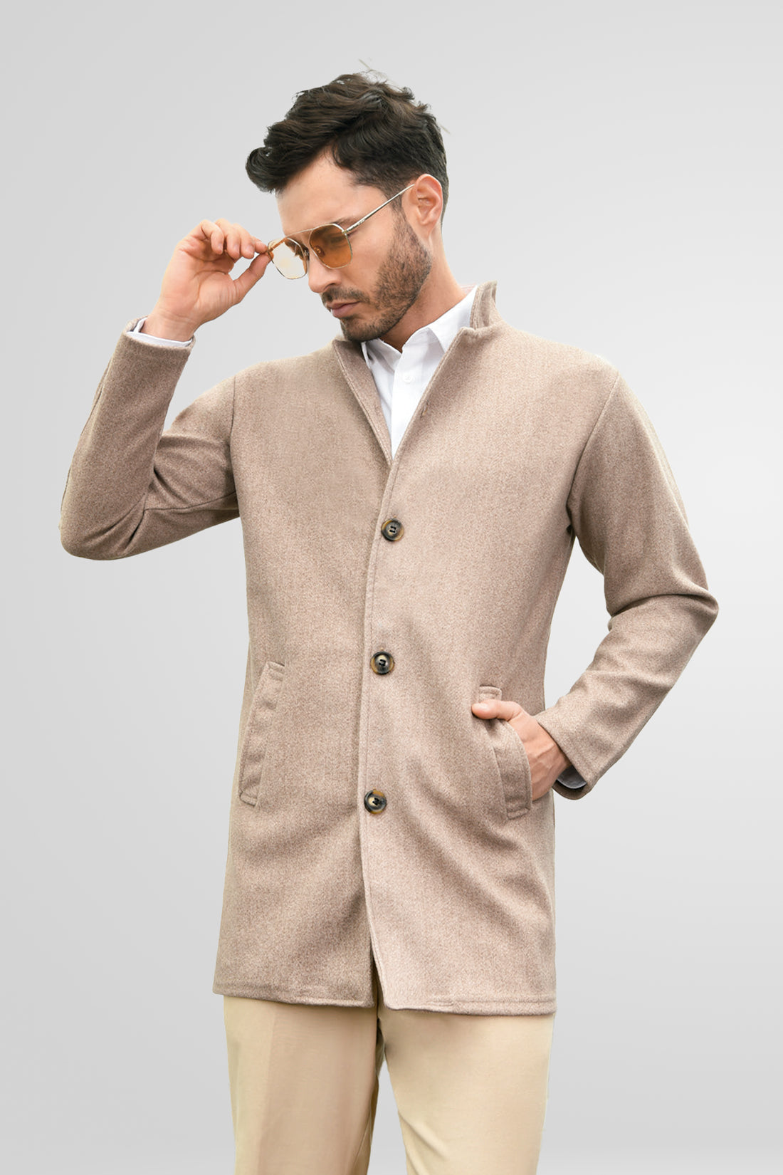 Hombre vistiendo un elegante gabán clásico de paño color beige (tipo camel) modelo Turco, vista frontal.