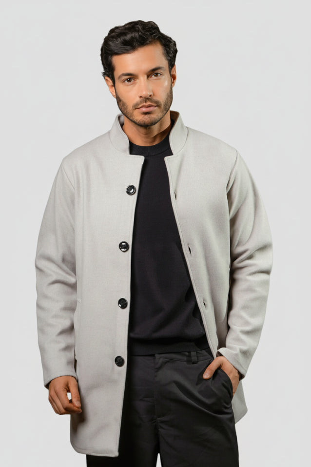 Hombre vistiendo un gabán largo y elegante modelo Turco en color gris claro, confeccionado en paño licrado.