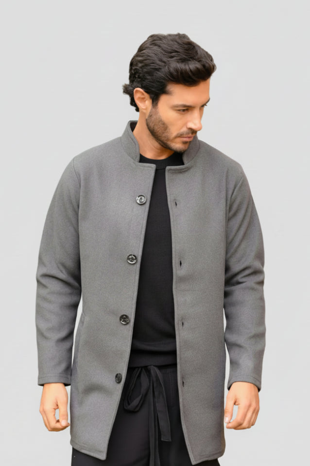 Hombre con un gabán clásico modelo Turco en color gris oscuro, mostrando un look elegante y formal, vista frontal.
