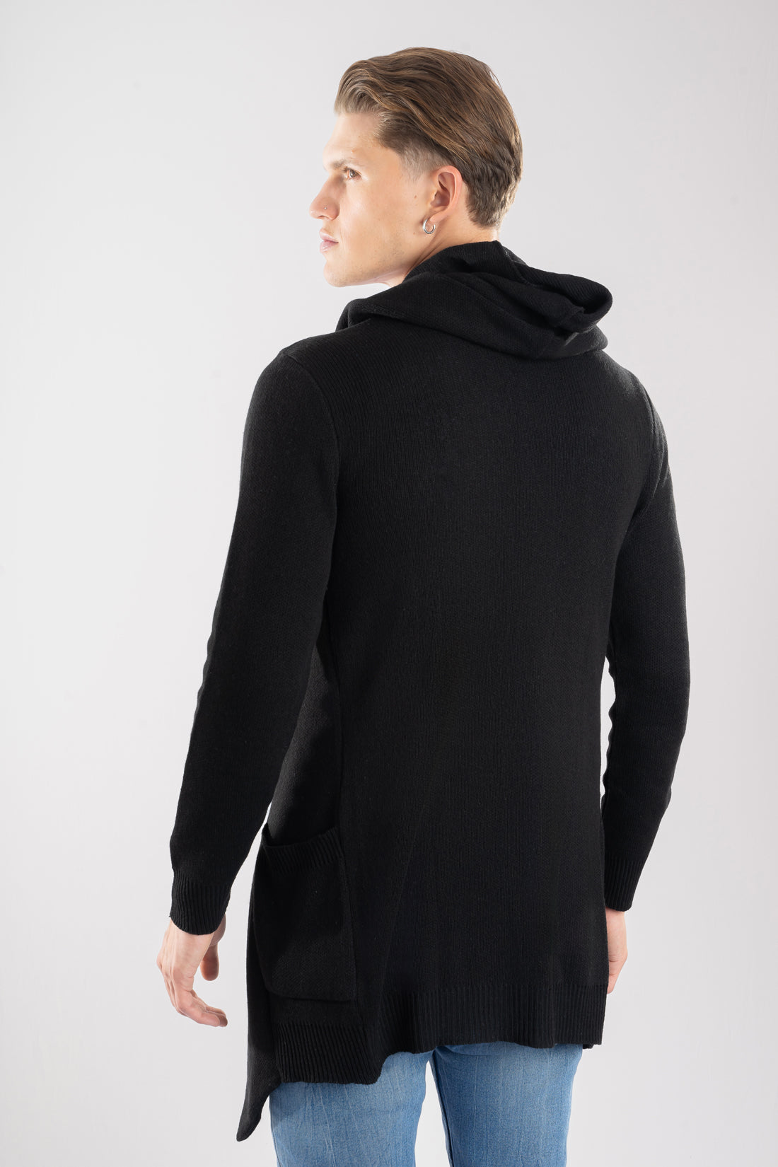 Hombre vistiendo un gabán moderno modelo Urban en color negro, confeccionado en fibra tecnológica Miratex, con capota vista por la espalda