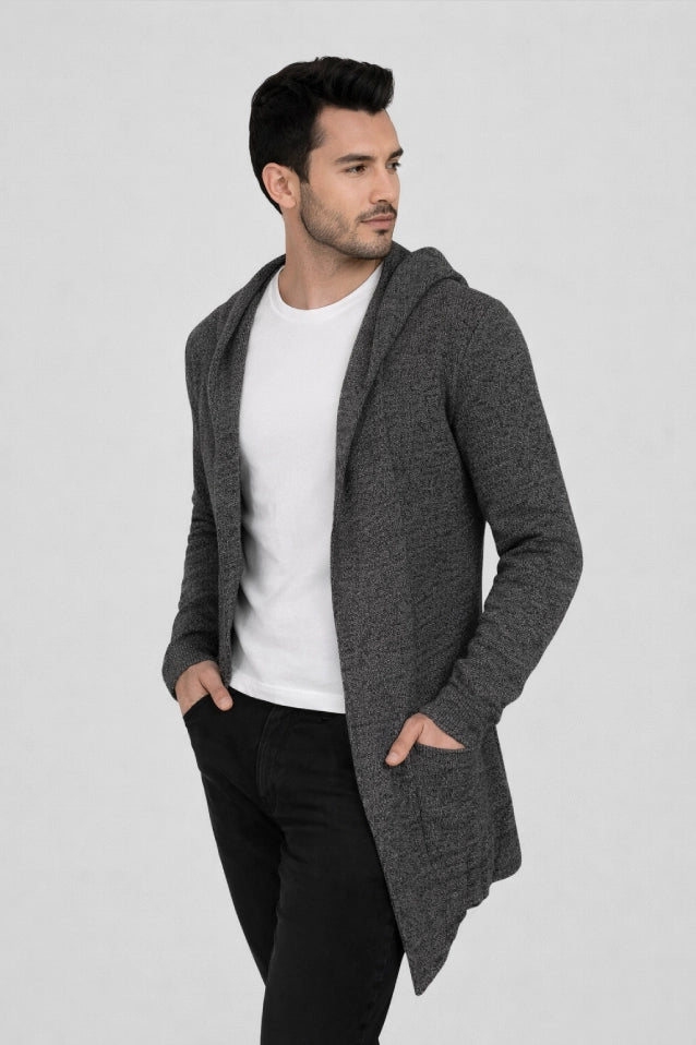 Hombre con un gabán moderno con capota modelo Urban en color gris oscuro, mostrando un look elegante, deportivo y funcional