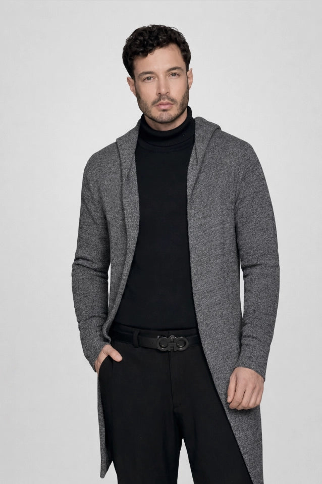 Hombre con un gabán moderno modelo Urban en color gris oscuro, mostrando un look elegante y funcional en fibra Miratex.