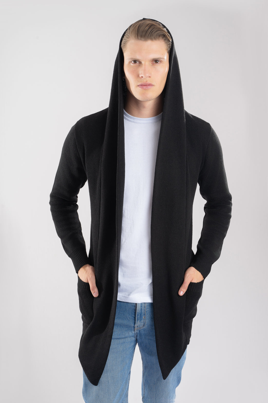 Hombre vistiendo un gabán moderno modelo Urban en color negro, confeccionado en fibra tecnológica Miratex, vista frontal.