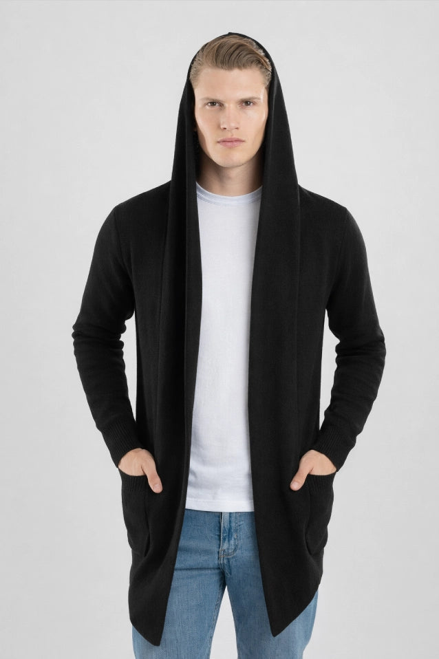 Hombre vistiendo un gabán moderno modelo Urban en color negro, confeccionado en fibra tecnológica Miratex, vista frontal.