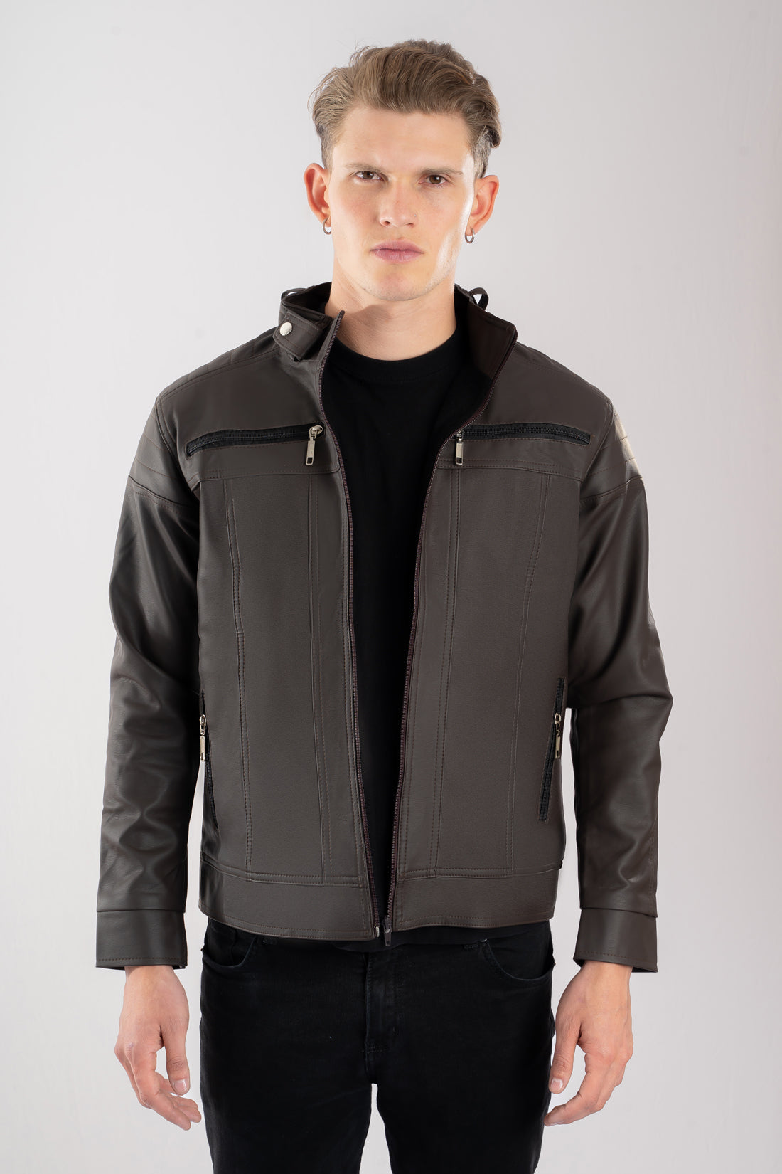 Hombre usando Chaqueta de Cuerotex para hombre en color café oscuro, con un elegante diseño minimalista y moderno.