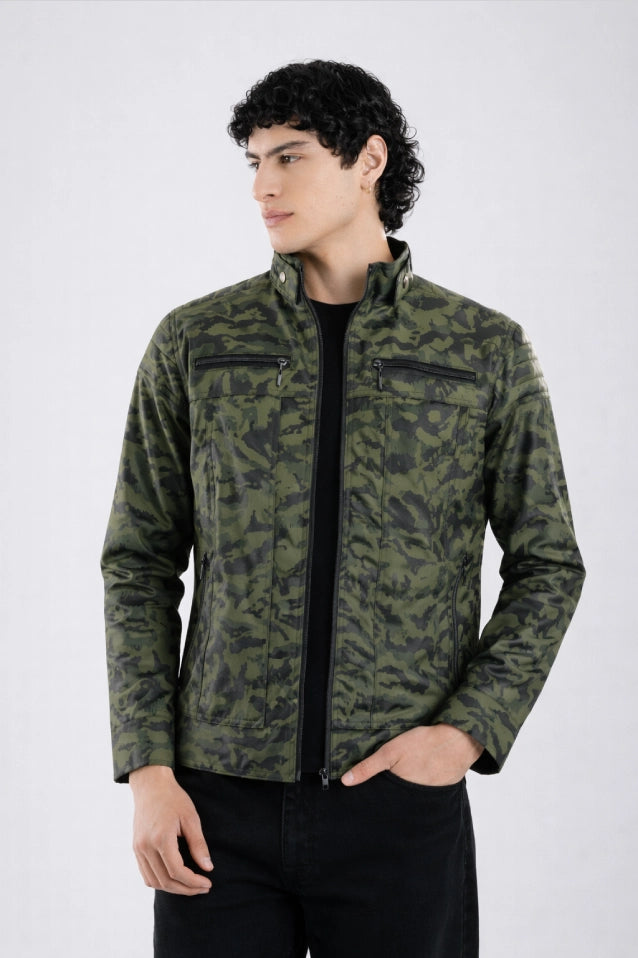 Hombre usando Chaqueta de Cuerotex camuflada, con un diseño minimalista y de corte modernoy, modelo AD22, vista frontal.