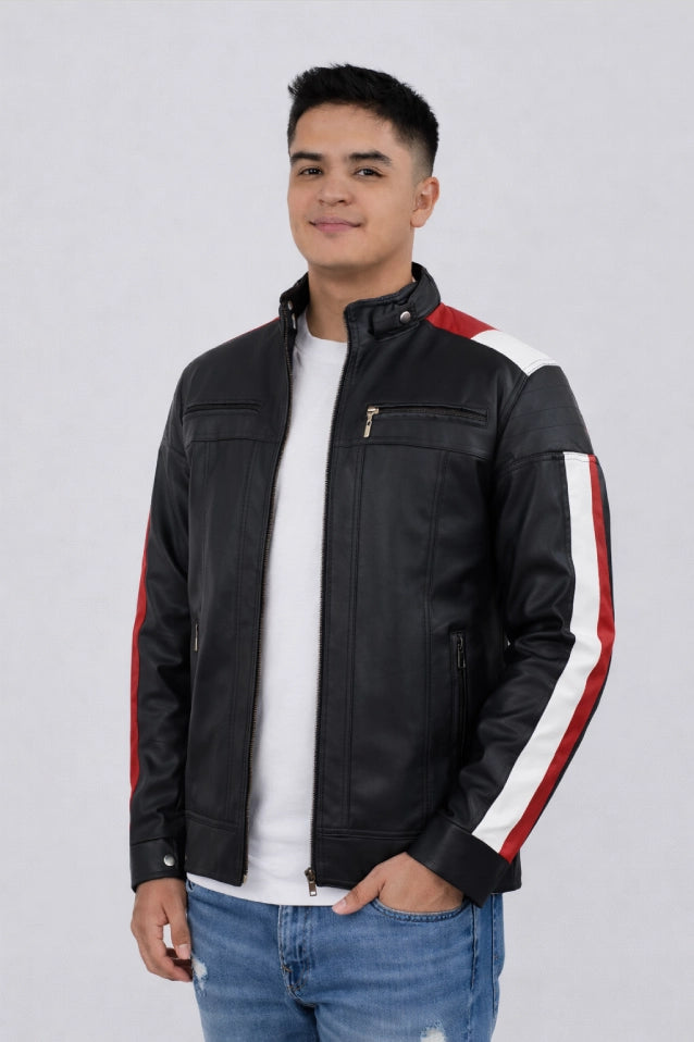 Hombre usando Chaqueta de Cuerotex negra y rayas rojas y blancas, con un diseño minimalista y de corte moderno, modelo AD22, vista frontal.