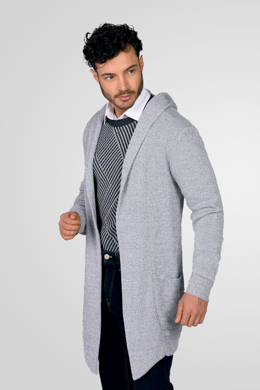 Hombre con un gabán moderno modelo Urban en color gris claro, mostrando un look deportivo y funcional