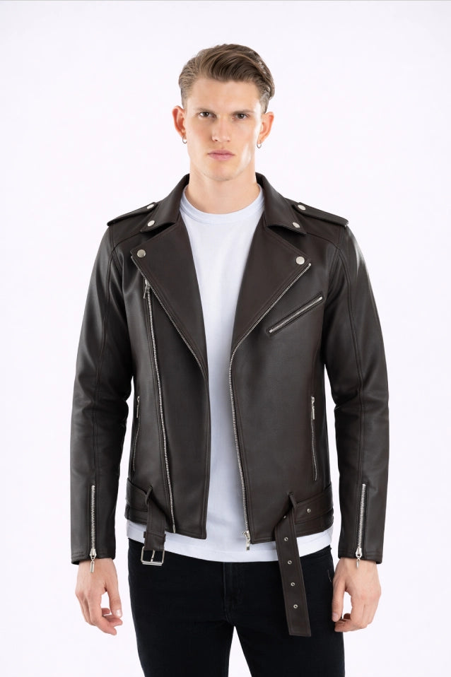 Hombre posandola Chamarra de cuerotex café para hombre, con un estilo rockero.