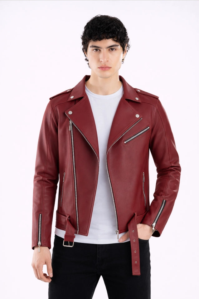 Hombre posandola Chamarra de cuerotex café para hombre, con un estilo rockero.