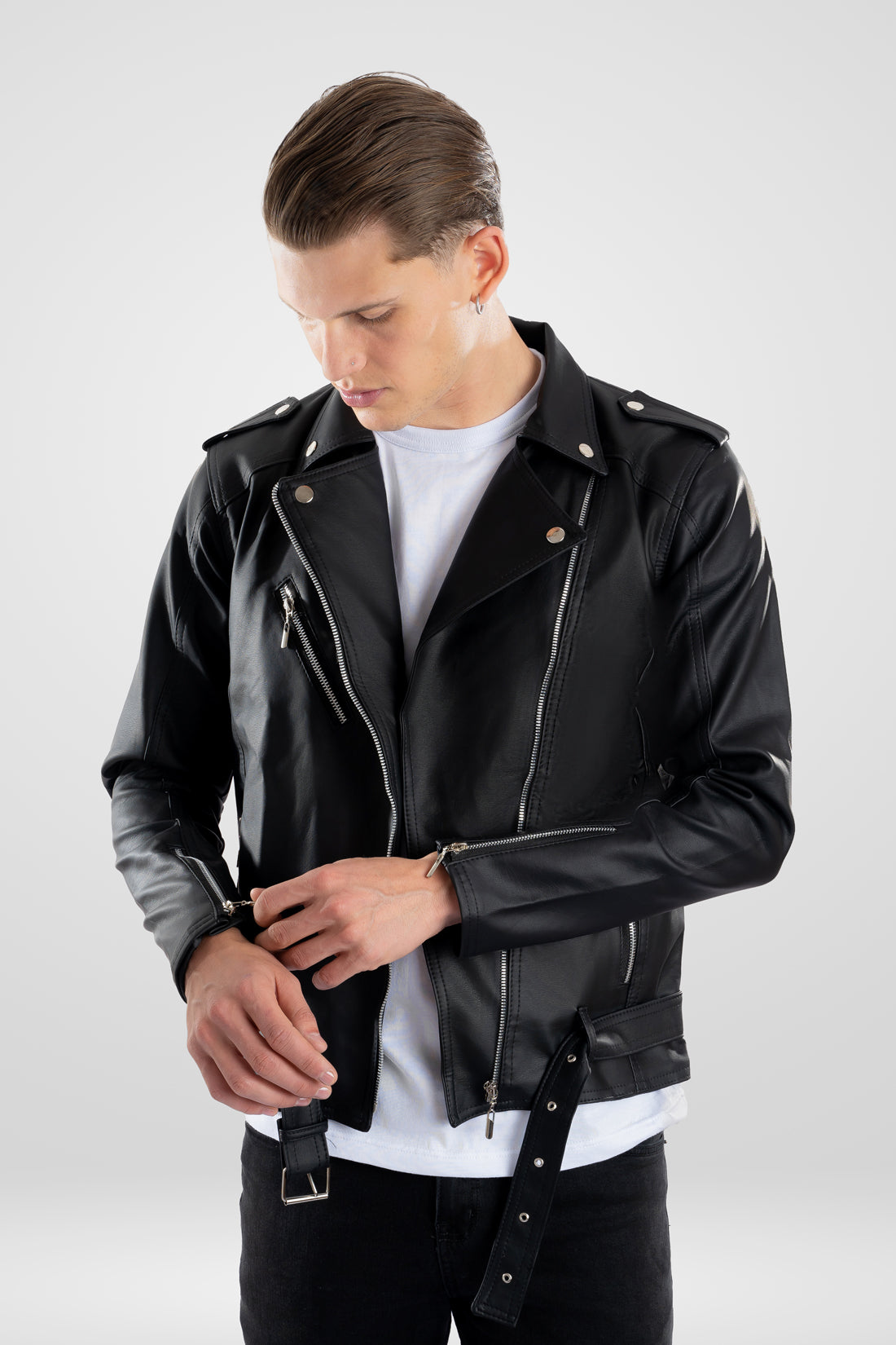 Hombre vistiendo una Chamarra de cuerotex negra para hombre, con un estilo rockero y detalle de correa y hebilla, vista frontal.