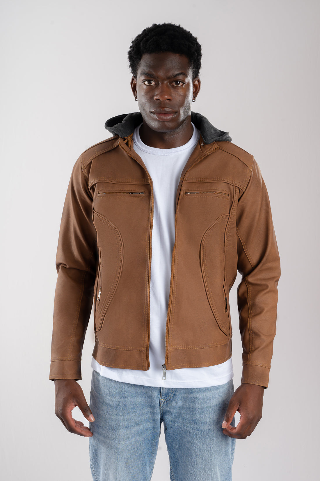 Hombre con un look moderno vistiendo la chaqueta híbrida de Cuerotex café claro con capota de algodón.