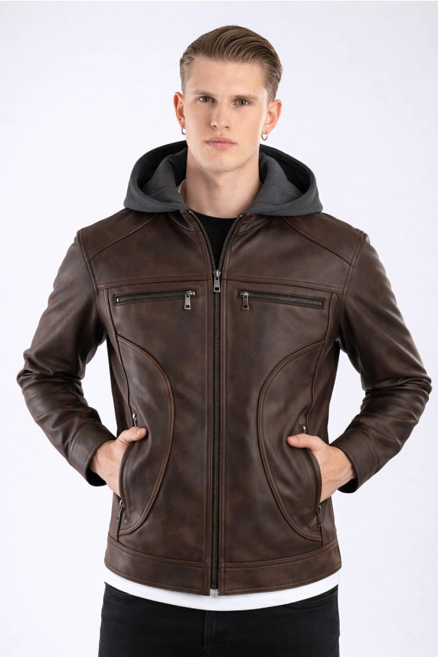 Hombre vistiendo la chaqueta de Cuerotex marrón con capota de algodón, mostrando un look elegante y moderno gracias a su corte recto.