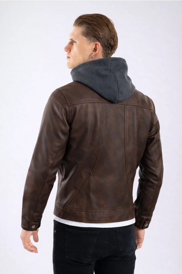 Hombre vistiendo de espalda la chaqueta de Cuerotex marrón con capota de algodón, mostrando un look elegante y moderno gracias a su corte recto.