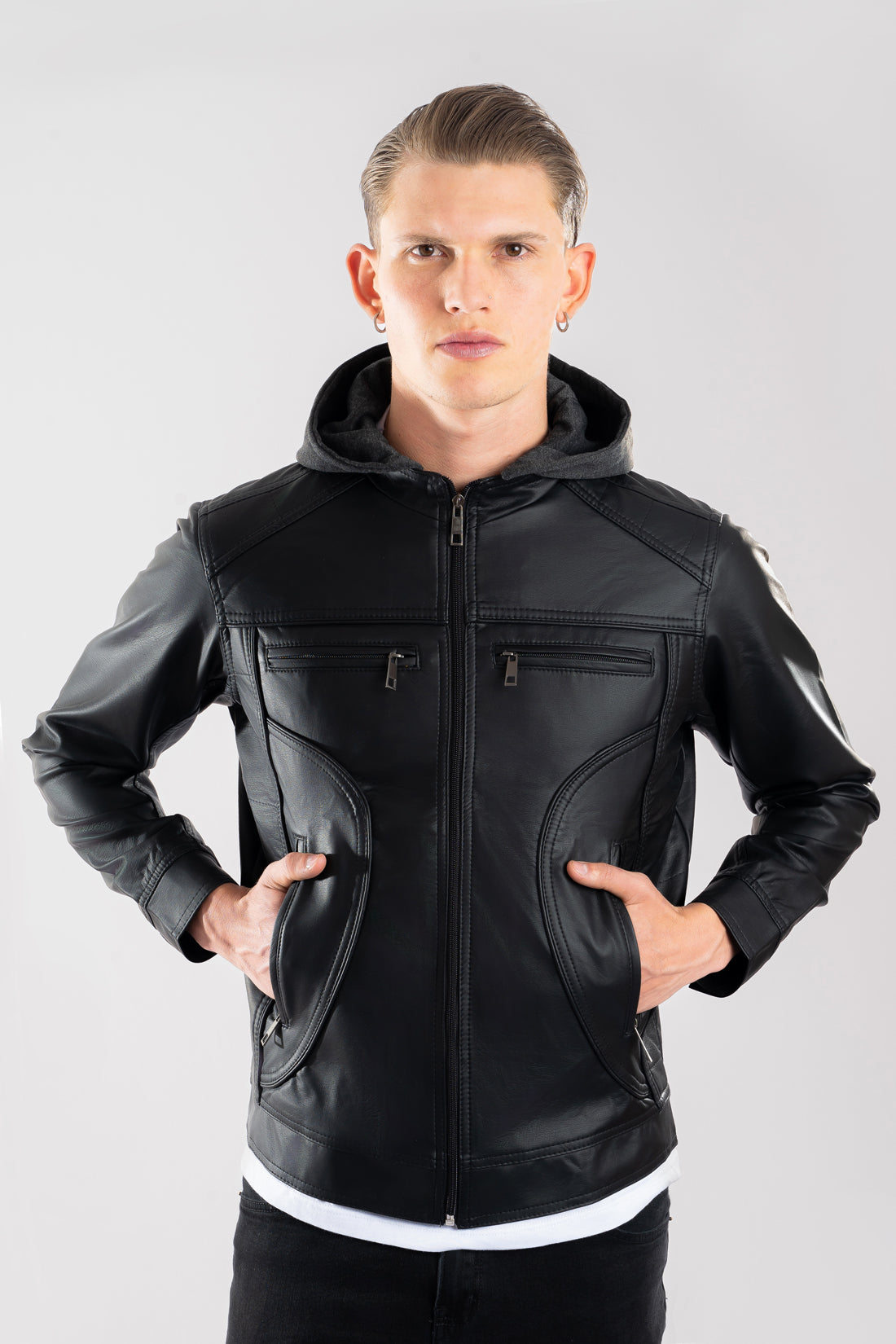 Hombre vistiendo la chaqueta de Cuerotex negra con capota de algodón, mostrando un look elegante y moderno gracias a su corte recto.