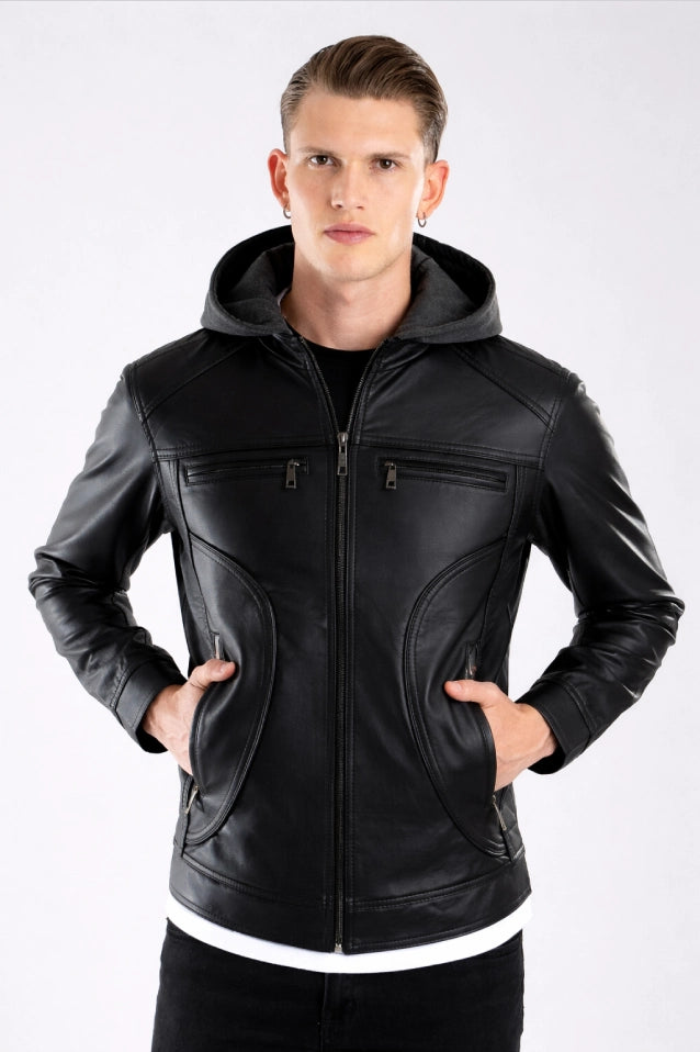 Hombre vistiendo la chaqueta de Cuerotex negra con capota de algodón, mostrando un look elegante y moderno gracias a su corte recto.