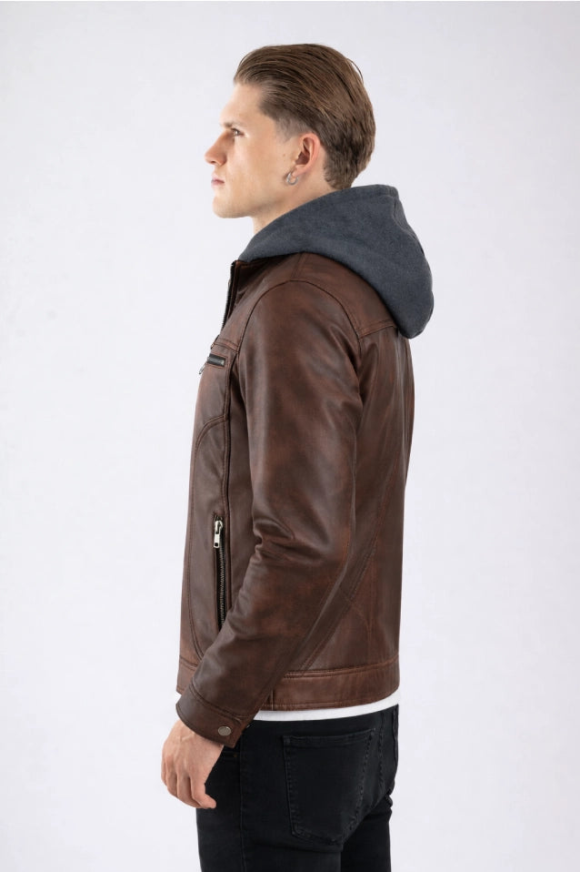 Hombre vista lateral de la chaqueta de Cuerotex marrón con capota de algodón, mostrando un look elegante y moderno gracias a su corte recto.