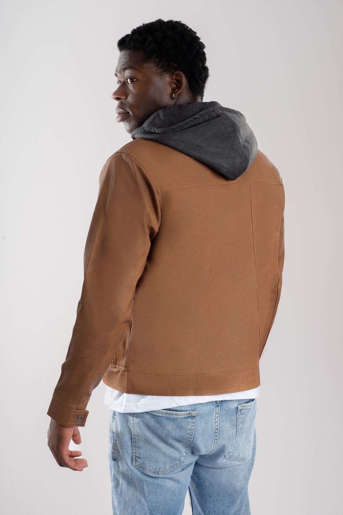 Hombre con un look casual y elegante vista de espalda de la chaqueta 2-en-1 de Cuerotex café claro con corte recto.