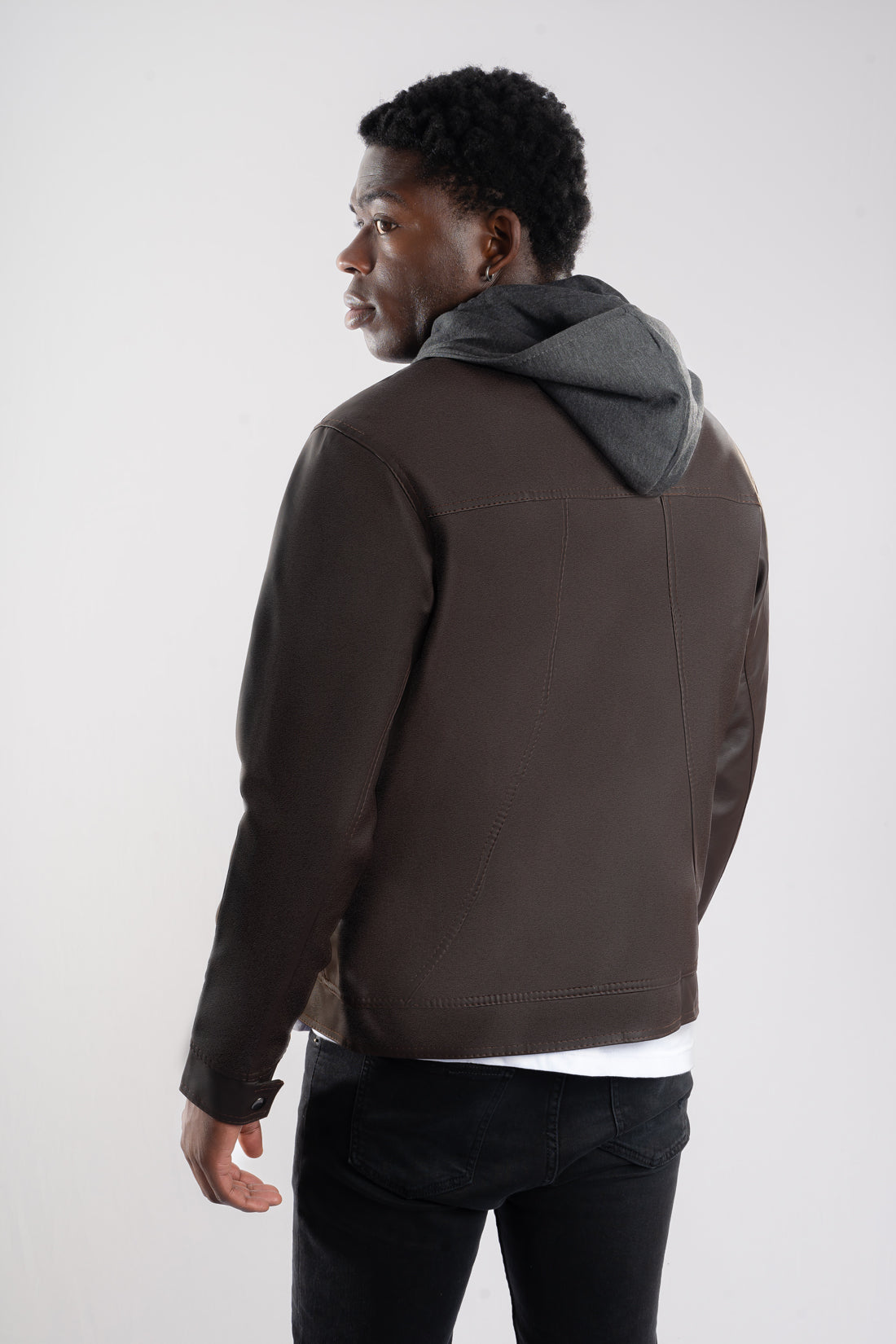 Hombre con un look casual y elegante vista de espalda de la chaqueta 2-en-1 de Cuerotex café oscuro con corte recto.