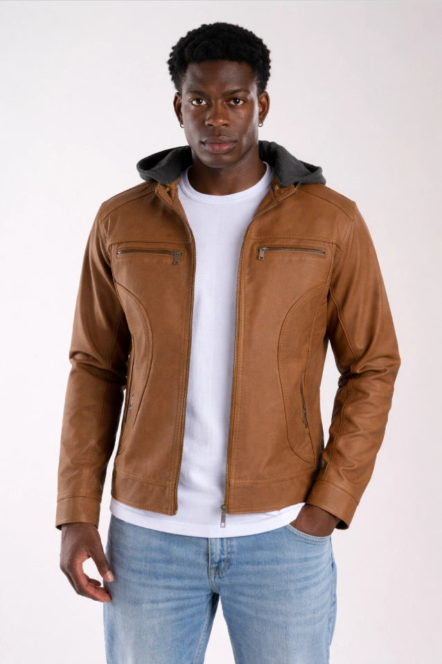 Hombre con un look casual y elegante vista de frente de la chaqueta 2-en-1 de Cuerotex café claro con corte recto.