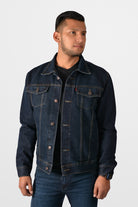 Hombre vistiendo una chaqueta de jean azul petróleo, ideal para un look elegante y casual de noche.