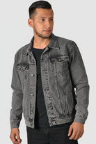 Chaqueta de jean clásica para hombre en denim color gris, vista frontal.