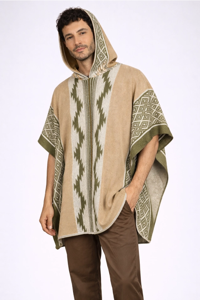 Hombre vistiendo una ruana moderna y casual, modelo Durango en color beige y verde, con capucha, flecos y patrones tejidos.