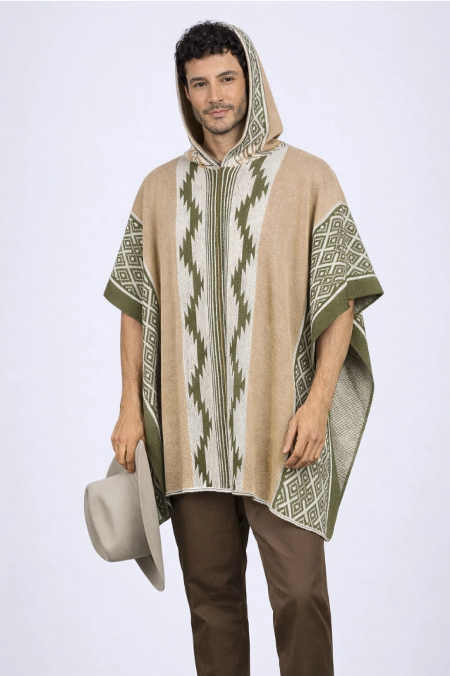Hombre vistiendo una ruana moderna modelo Durango en color beige y verde, con capucha, flecos y patrones tejidos.