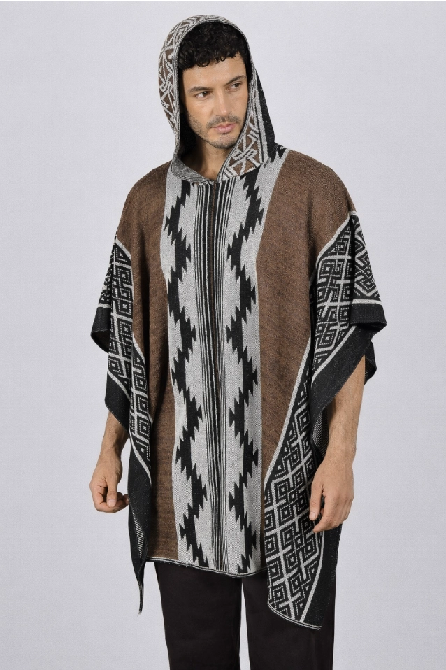 Hombre vistiendo una ruana cafe modelo durango, con capucha, patrones geométricos (grecas) y flecos artesanales.