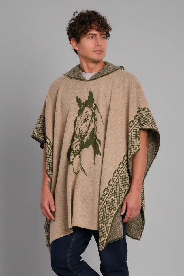 Hombre vistiendo la Ruana Kana en color café claro, ideal para un look auténtico con raíces colombianas.