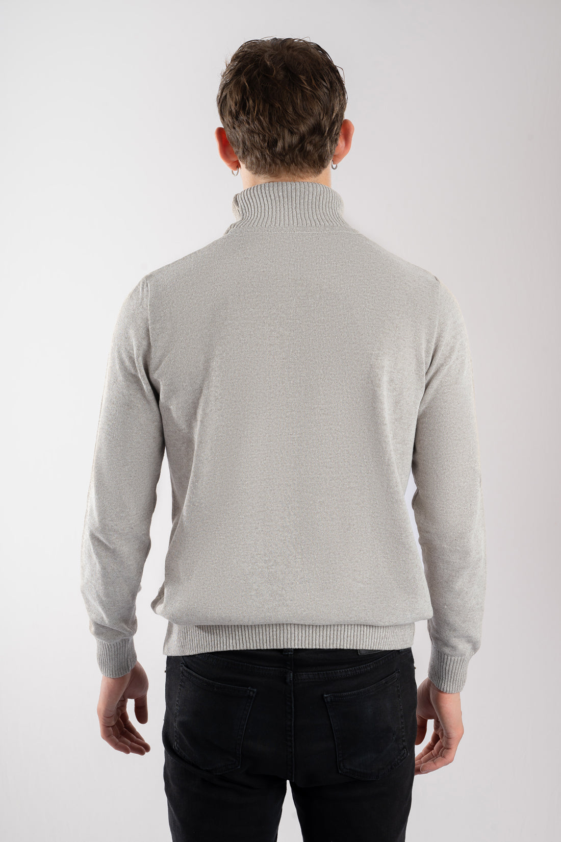 Saco Liscio color beige para hombre en tejido Miratex de alta gama visto de espalda, ideal para un look sofisticado y cómodo. Compra en línea con Pago Contra Entrega en toda Colombia.