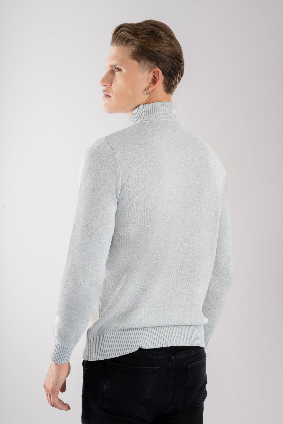 Saco Liscio gris claro de cuello alto para hombre visto de espalda, tejido premium Miratex que no requiere planchado. Disponible en Colombia con pago al recibir y crédito Sistecrédito en lsjsas.com."