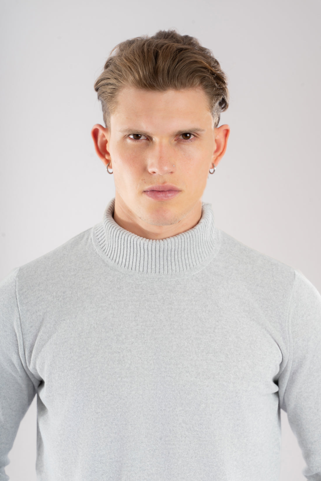 Saco Liscio gris claro de cuello alto para hombre vista de cuello, tejido premium Miratex que no requiere planchado. Disponible en Colombia con pago al recibir y crédito Sistecrédito en lsjsas.com."