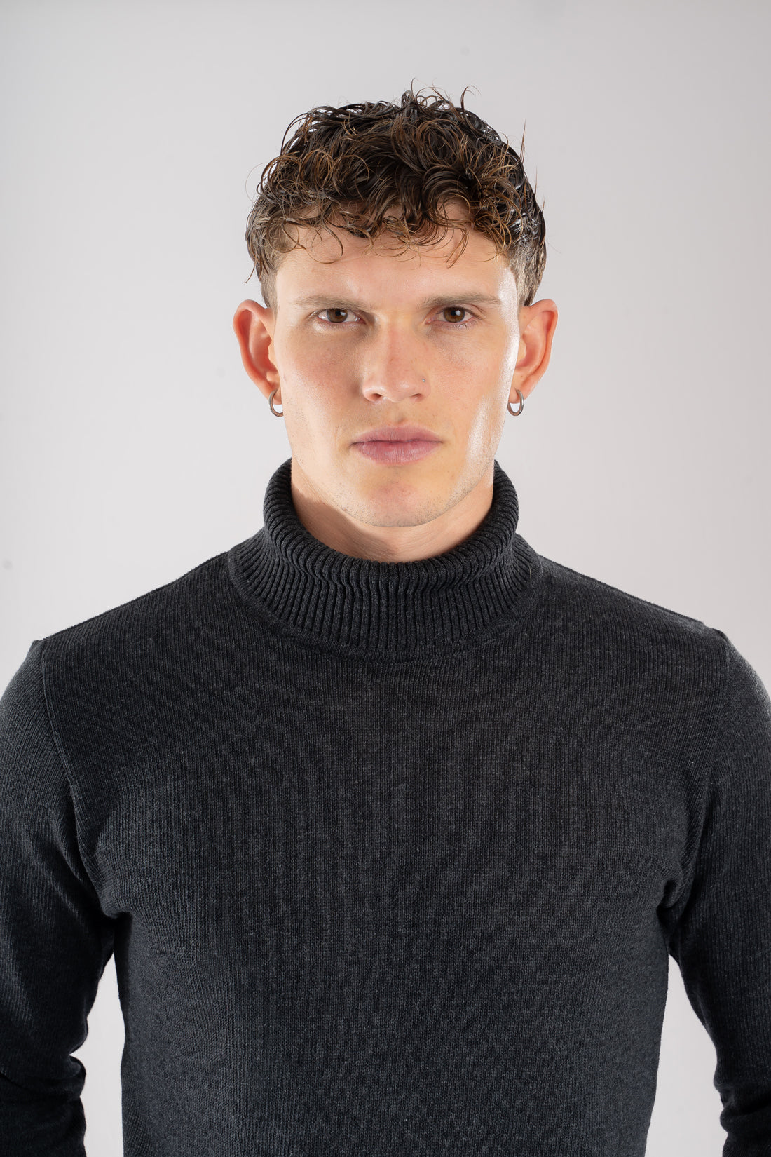 Saco cuello tortuga gris oscuro modelo Liscio vista pecho, elegancia atemporal en fibra tecnológica resistente al encogimiento. Envíos nacionales y Pago Contra Entrega en lsjsas.com