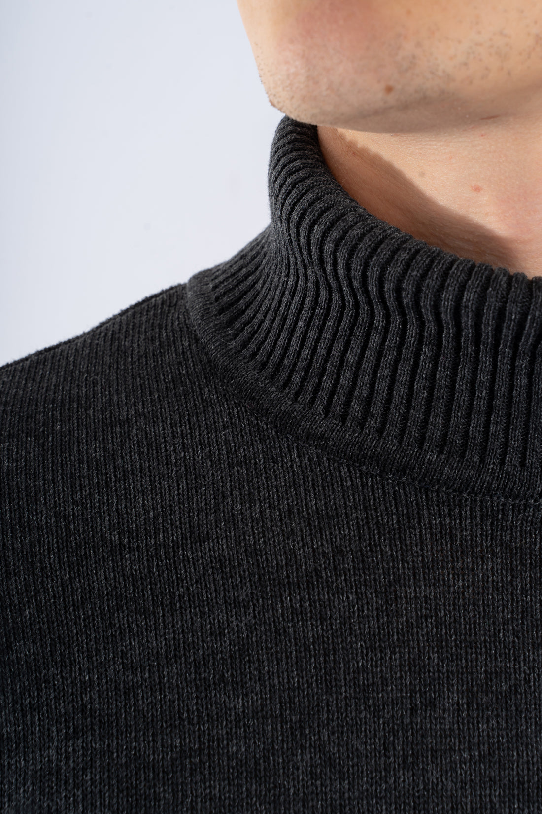 Saco cuello tortuga gris oscuro modelo Liscio vista hombro y cuello, elegancia atemporal en fibra tecnológica resistente al encogimiento. Envíos nacionales y Pago Contra Entrega en lsjsas.com