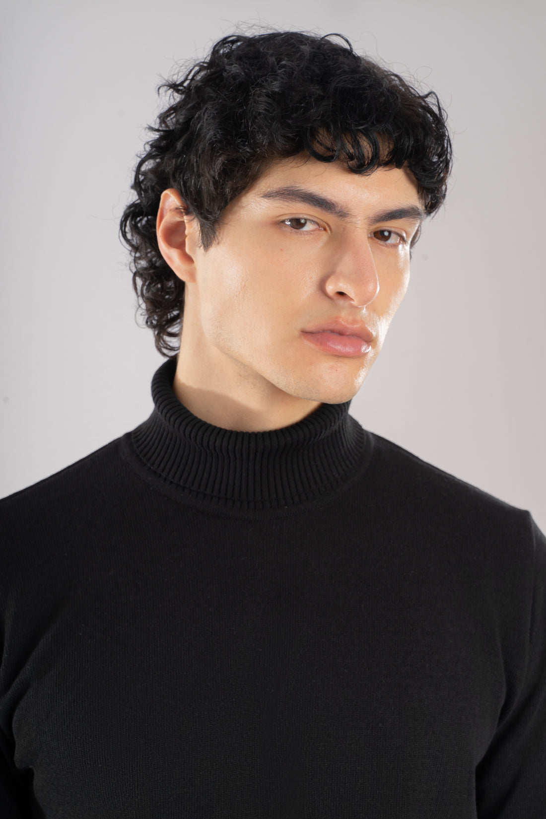 Saco de cuello tortuga para hombre modelo Liscio en color negro vista pecho y cuello, fabricado en fibra Miratex de alta durabilidad y tacto suave. Compra segura con Pago Contra Entrega y ADDI en lsjsas.com.