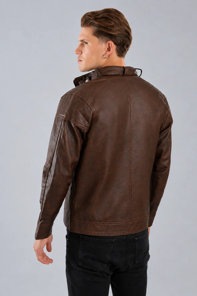 Hombre usando Chaqueta de Cuerotex a color Marrón en vista de espald, con un diseño minimalista y de corte moderno y, modelo AD22, vista espalda.